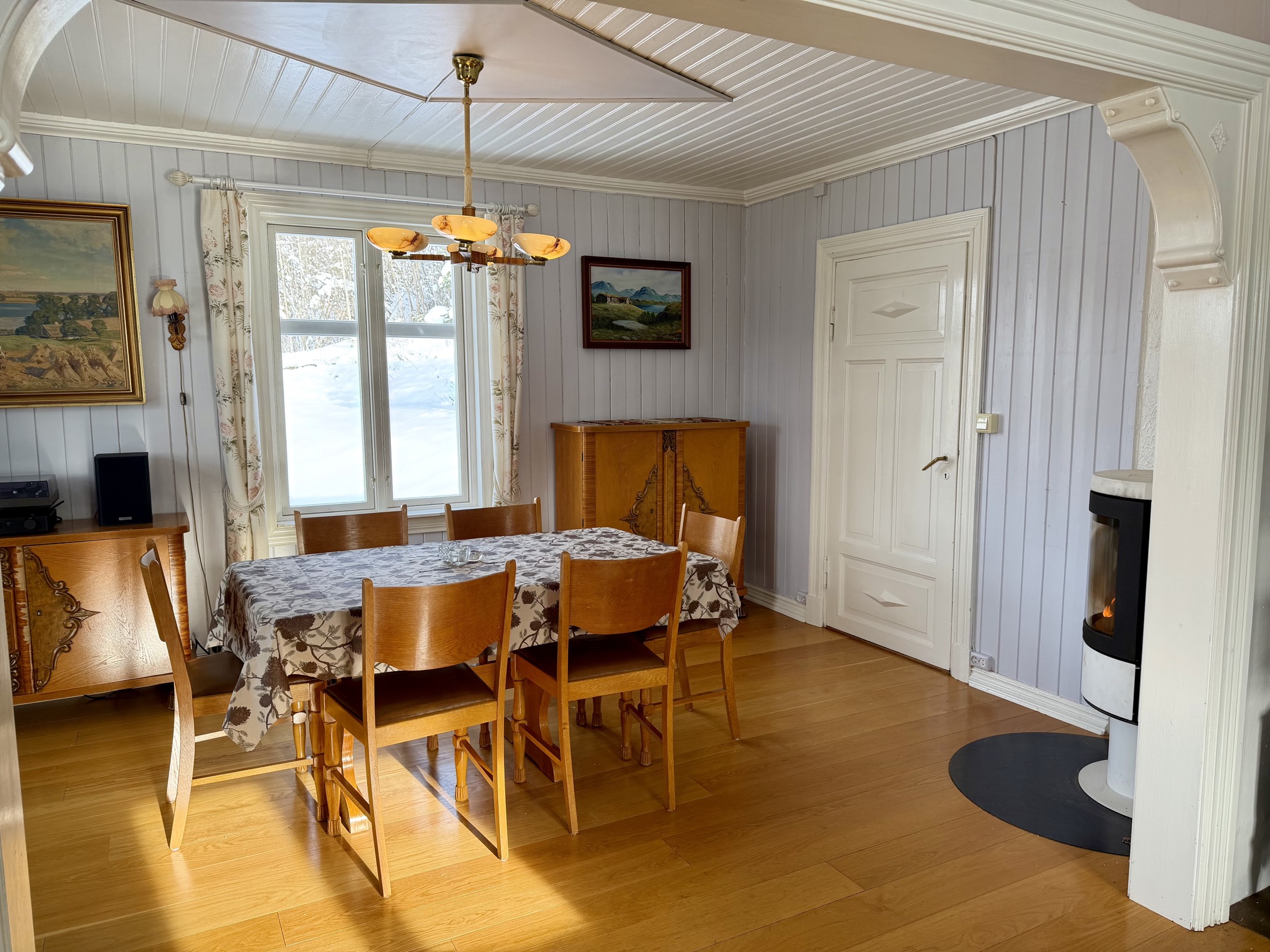 Spisestuen i hovedhuset med langbord
