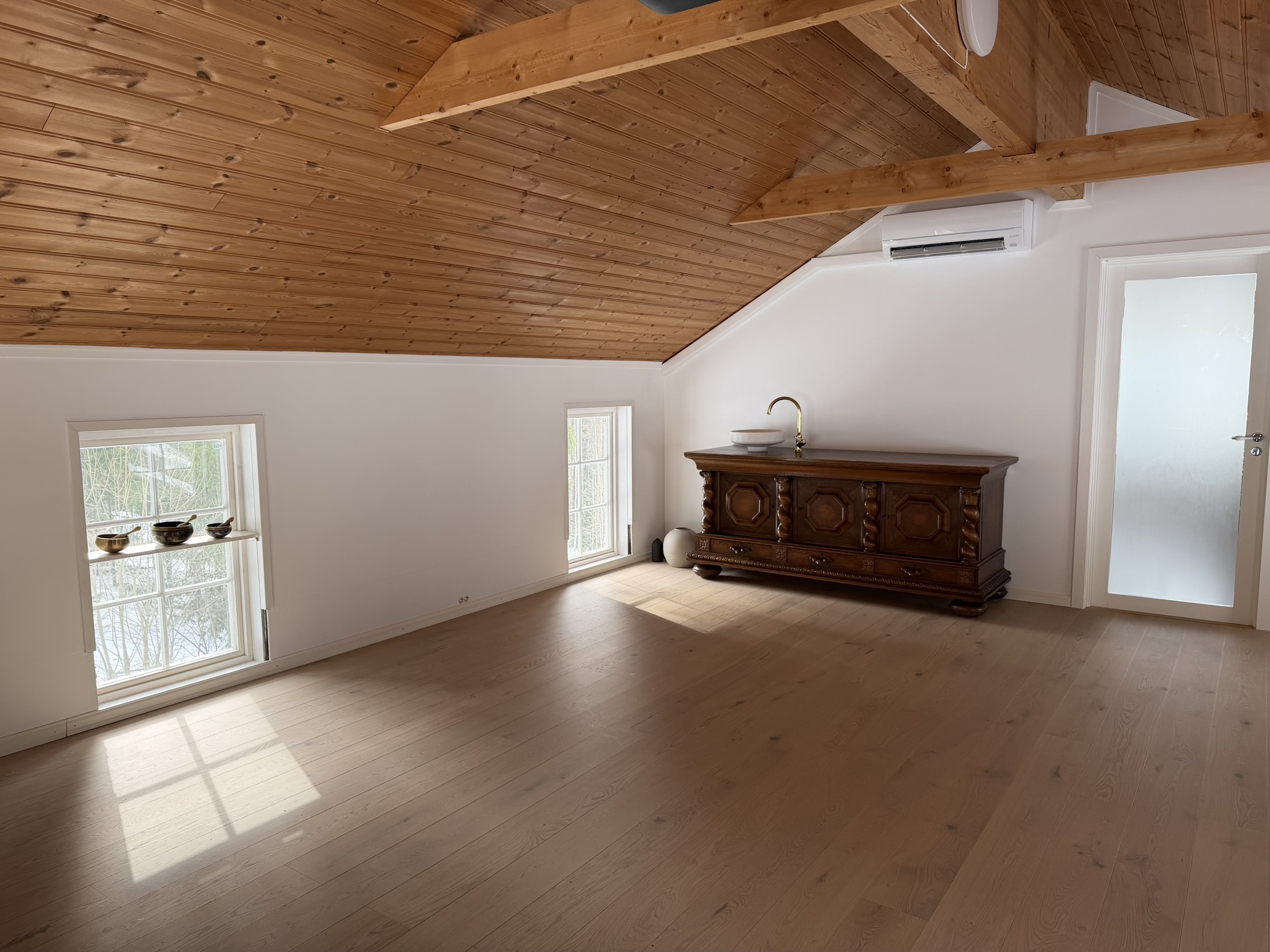 Låven rigget for samling med sceneområde