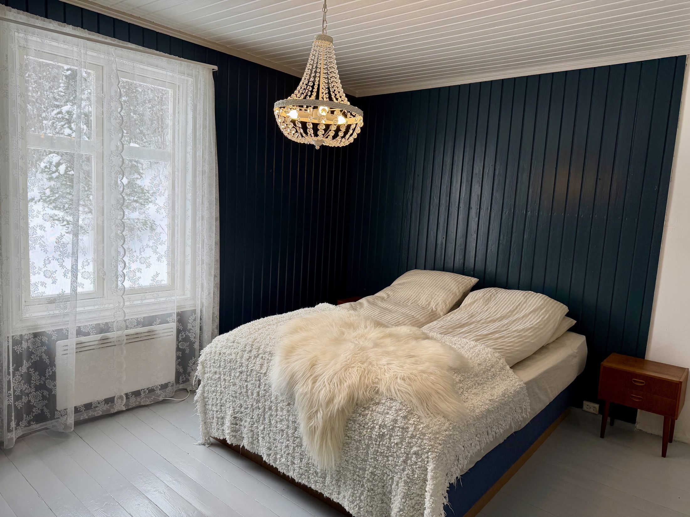 Soverom i hovedhuset med dobbeltseng