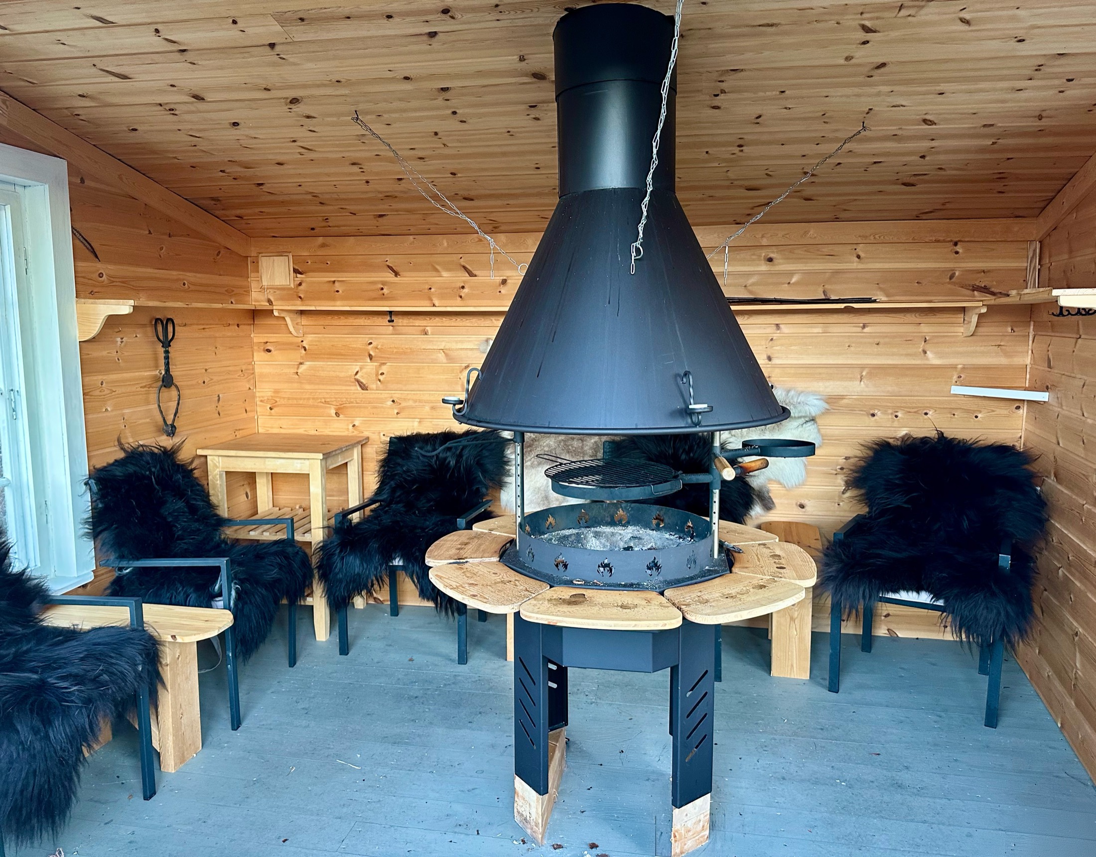 Interiør i grillhytta med skinn og treverk