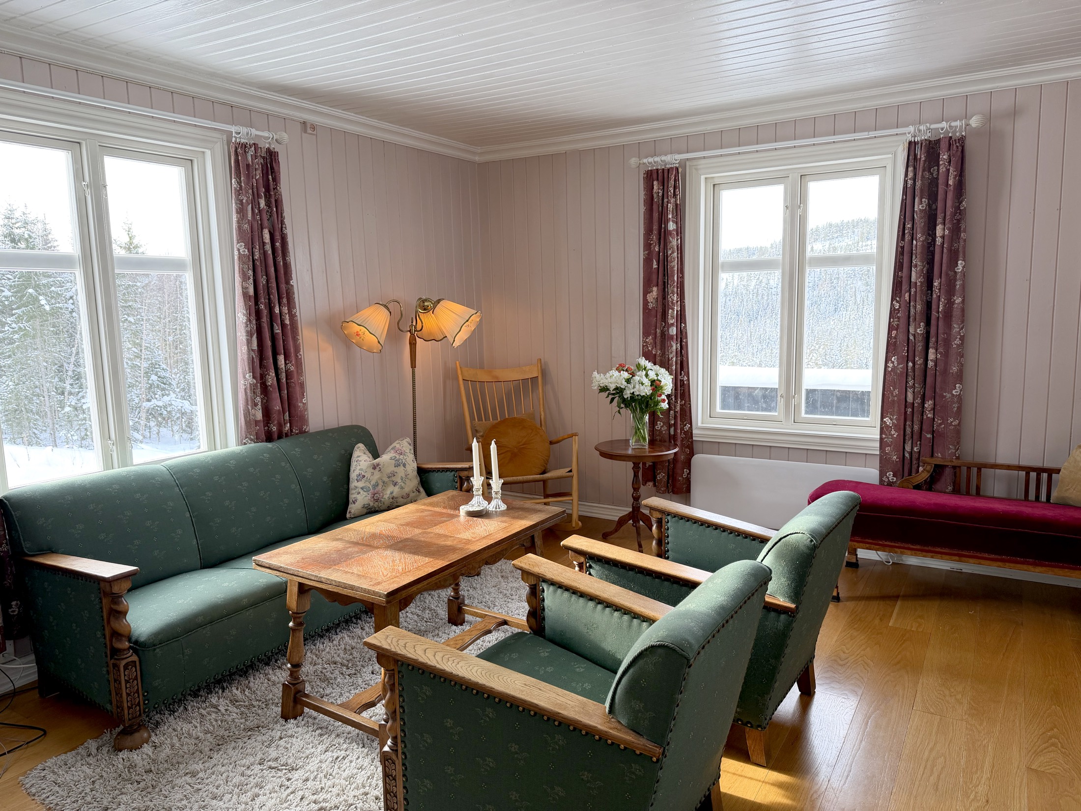 Stuen i hovedhuset med peis og sitteplasser