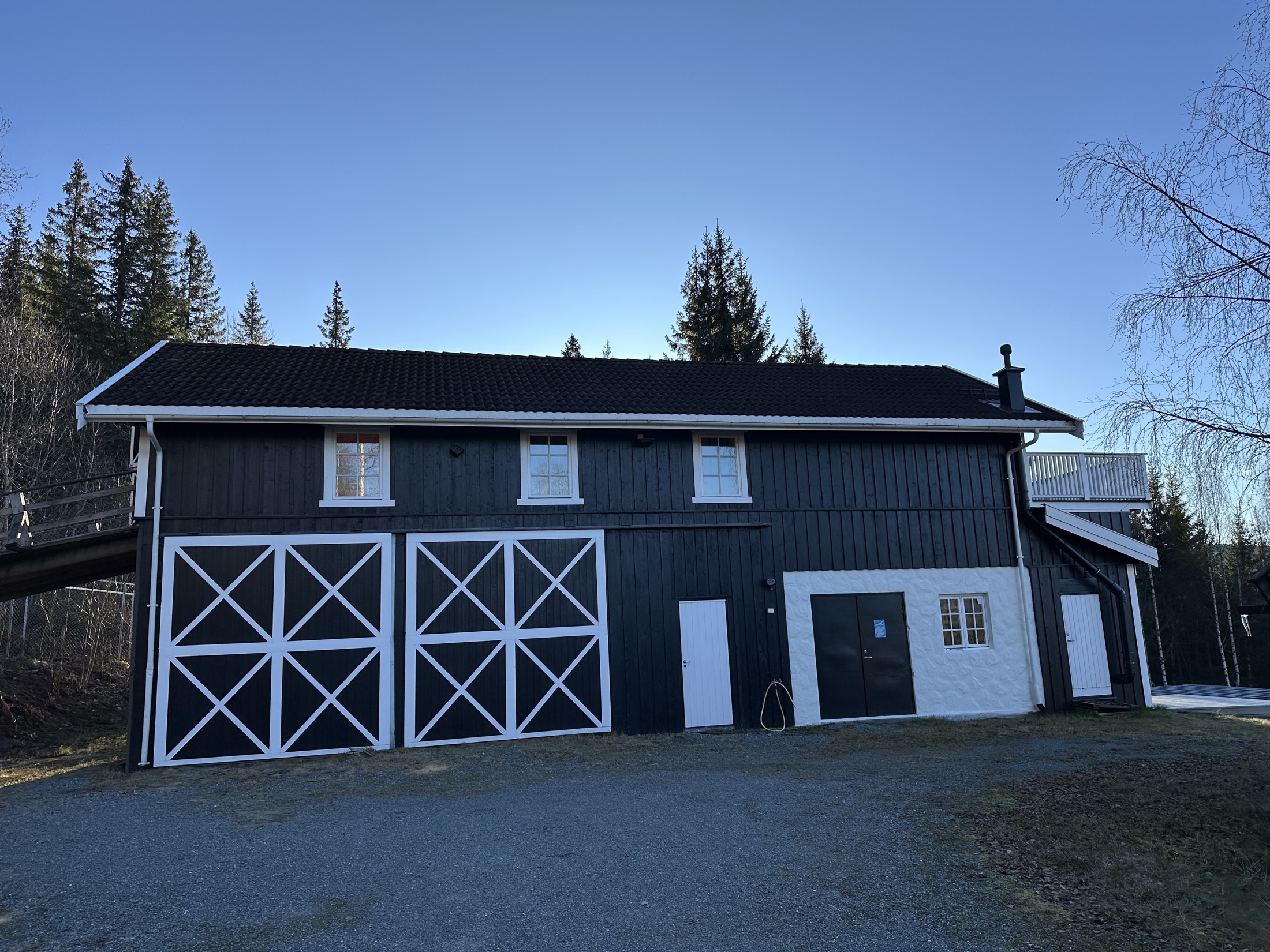 Låven sett i høstlys