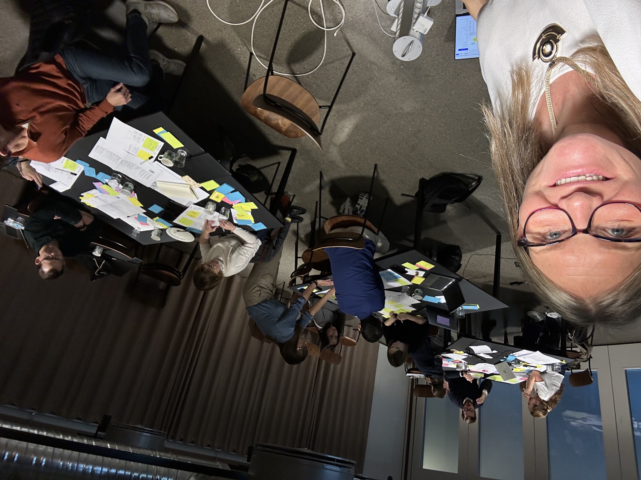 Teamsamling i låven med oppdekket bord og arbeidsplass