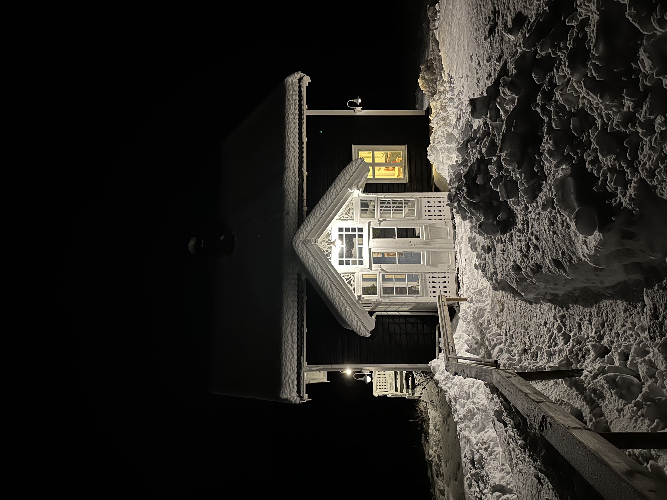 Hovedhuset i kveldsmørket med varm belysning
