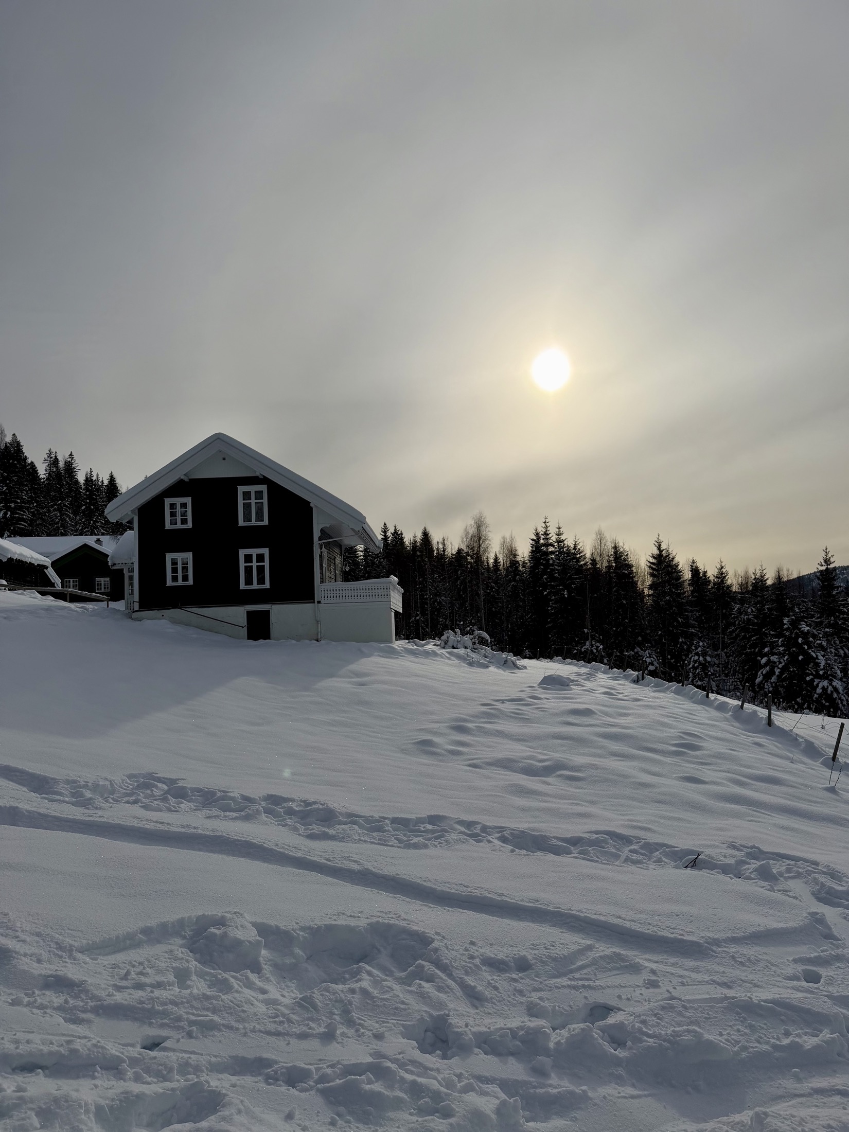 Hovedhuset omgitt av snø om vinteren