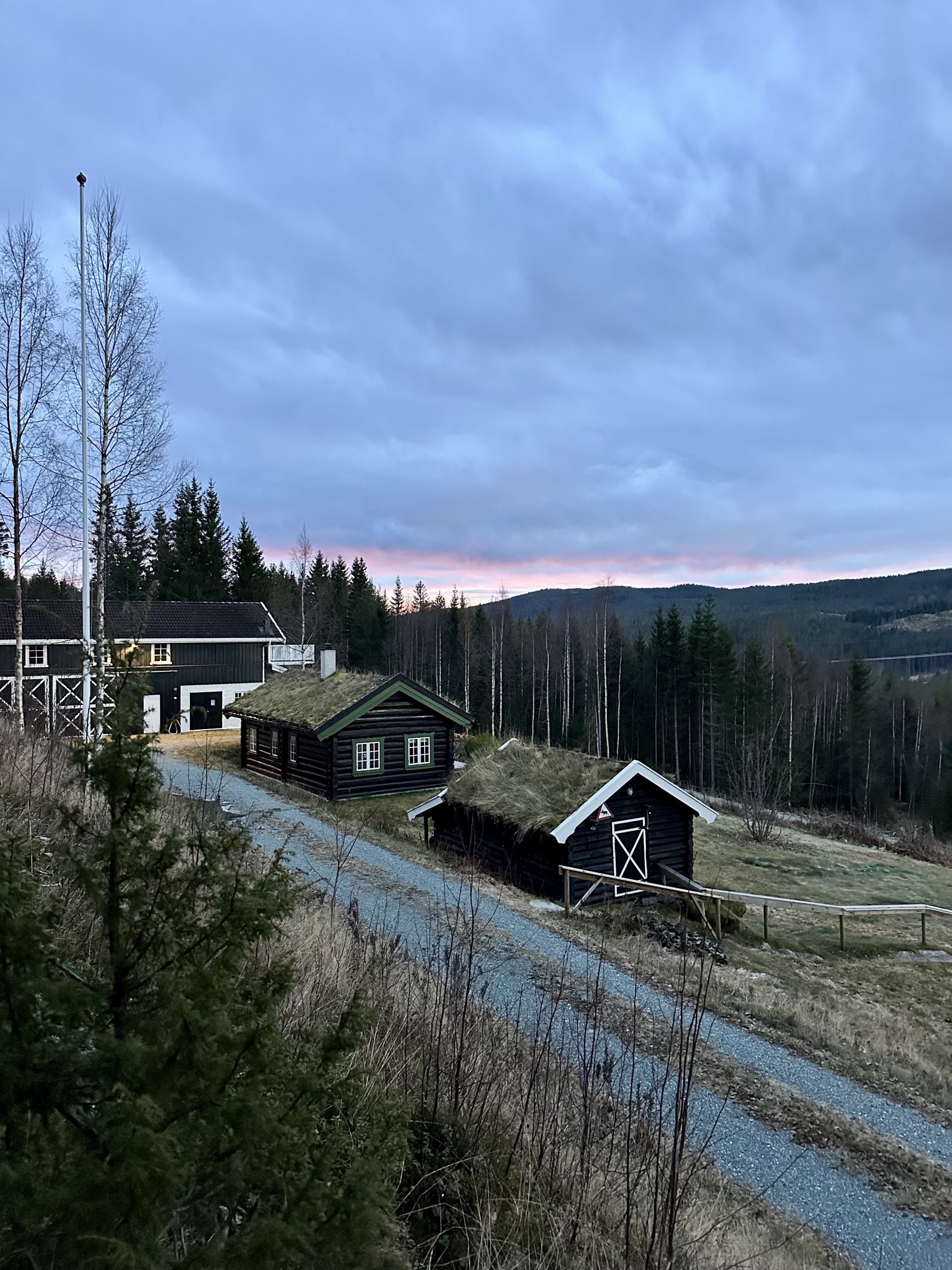 Tunet i skumring med høstfarger