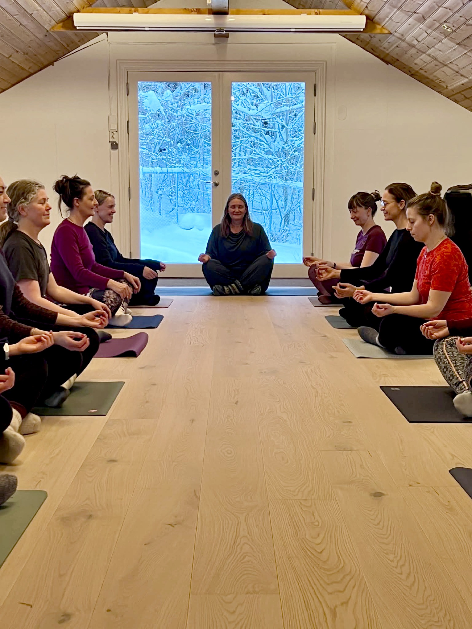 Yogaøkt med Cecilie i rolige omgivelser